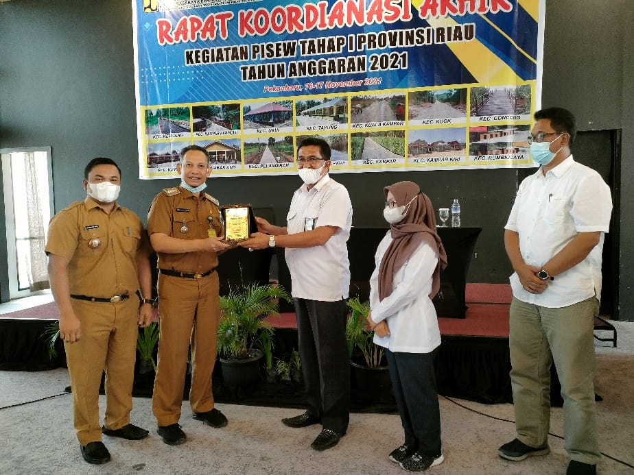 Penyerahan plakat penghargaan kepada daerah yang ikut mensukseskan kegiatan PISEW tahun 2021 di Riau oleh Kepala Balai PPW Riau, Ichwanul Ihsan, Selasa (16/11/2021).